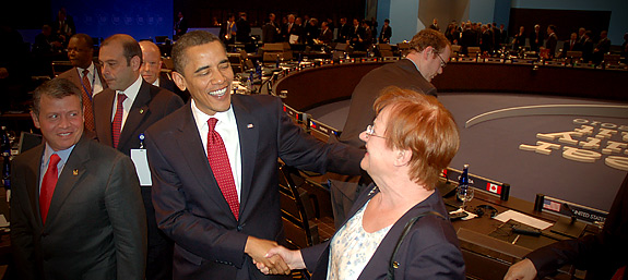 Presidentti Barack Obama ja presidentti Tarja Halonen kättelevät menestyksekkään ydinturvahuippukokouksen päätteeksi. Kuva: Kari Mokko